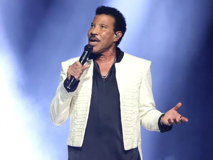 Lionel Richie apologizes after last-minute concert cancellation: 'I tried to bribe the pilot'