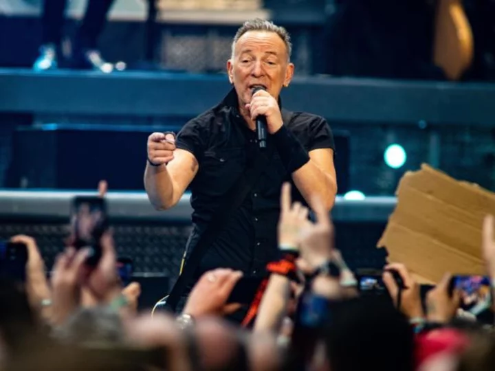 Bruce Springsteen suffers fall on stage during Amsterdam concert