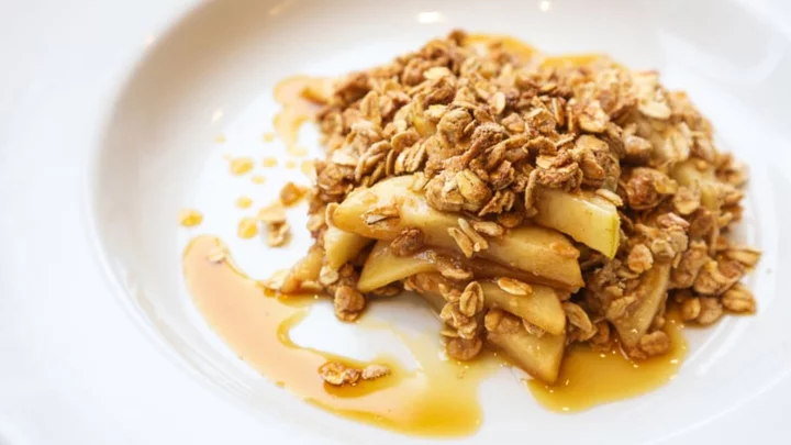 Make This Vegan Apple Oat Crumble With Your Apple-Picking Haul