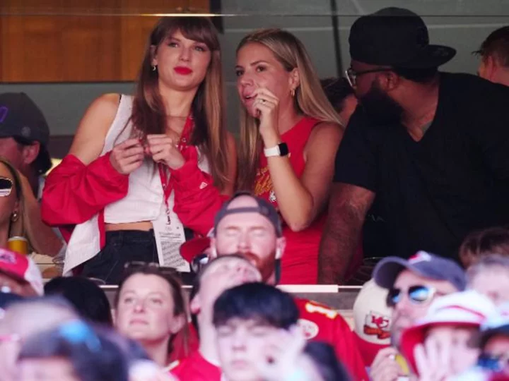 Taylor Swift cheers on Travis Kelce at Kansas City Chiefs game