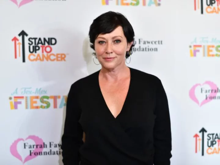 Shannen Doherty, in fight for her life with cancer, gets standing ovation at 90s Con