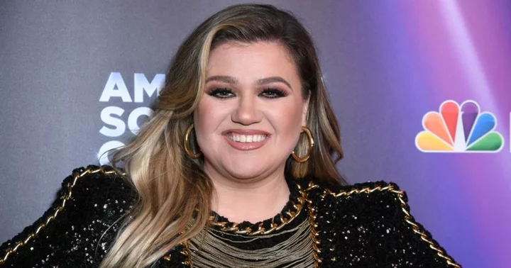 Kelly Clarkson had to sing heartbreaking song moments after finalizing divorce: 'Screw you, universe!'
