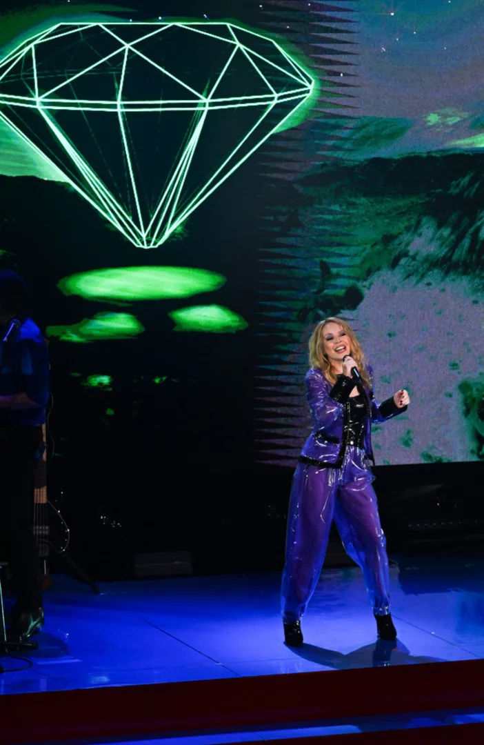 Kylie Minogue wows fans with free show in London