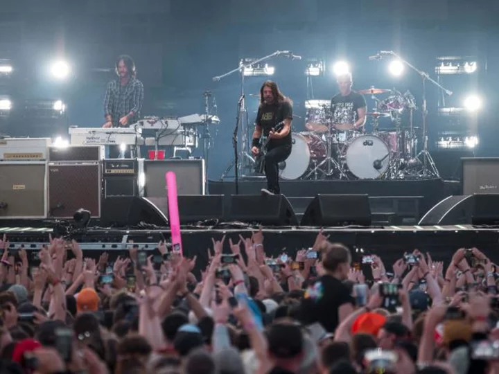 Foo Fighters kick off first tour without late drummer Taylor Hawkins, thank followers for support