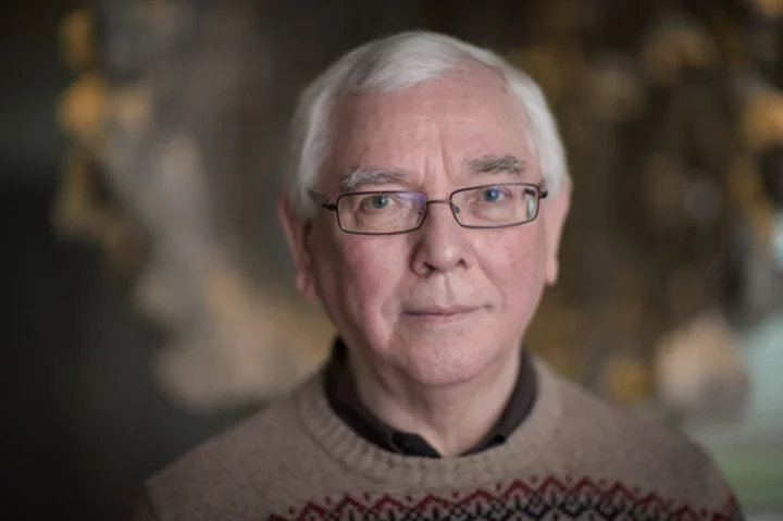 Terence Davies, filmmaker of the lyrical 'Distant Voices, Still Lives,' dies at the age of 77