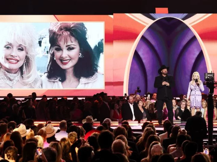 Dolly Parton pays emotional tribute to Loretta Lynn and Naomi Judd at 2023 ACM Awards