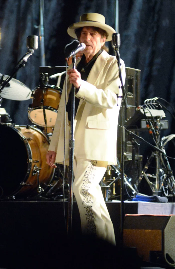 Bob Dylan surprises crowd with Heartbreakers set at Farm Aid