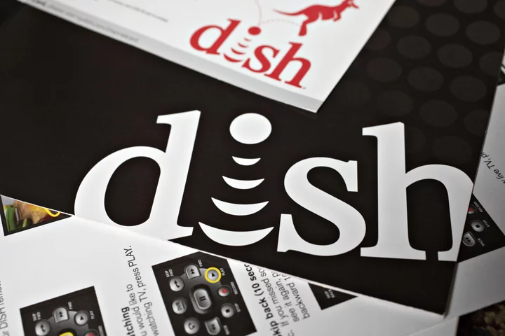 Dish Gets US Help Easing Deadline to Buy T-Mobile Airwaves