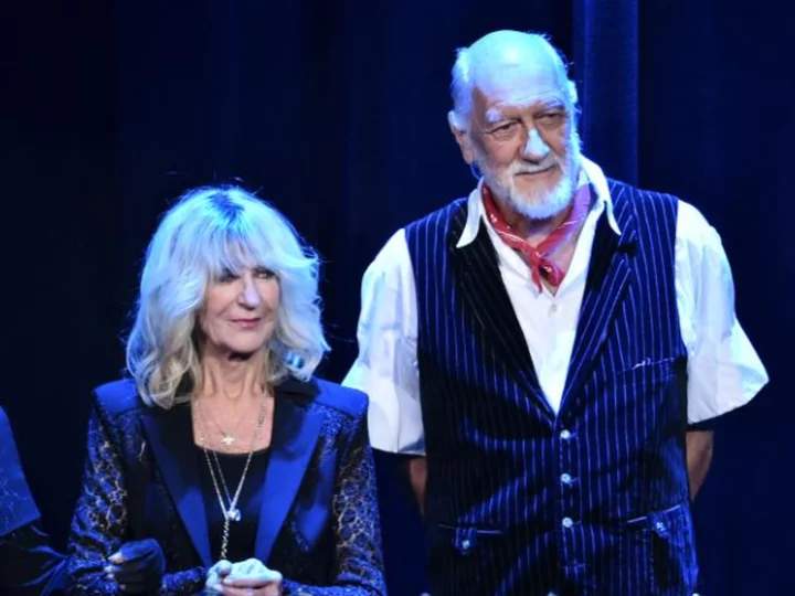 Mick Fleetwood performs the late Christine McVie's 'Songbird' in honor of her 80th birthday