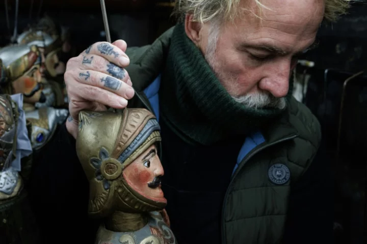 From movies to marionettes: an actor swims against the tide
