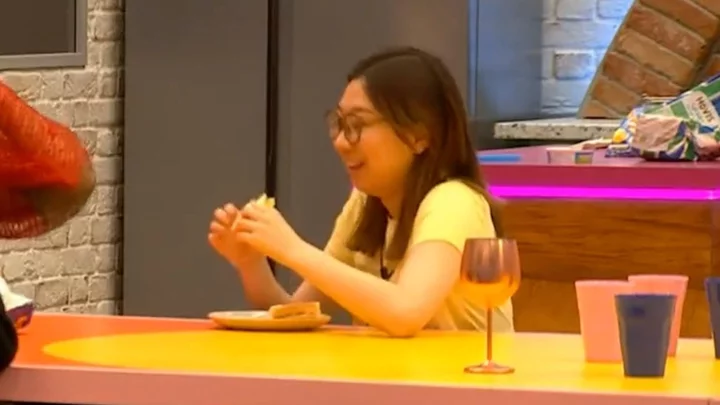 Big Brother's Yinrun tries first ever crisp sandwich in wholesome moment