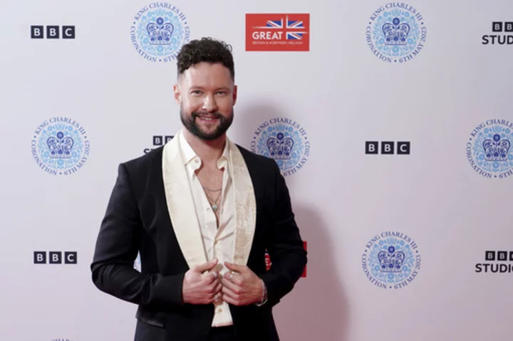 'Dancing On My Own' singer Calum Scott says he'll perform for Phillies if they win the World Series