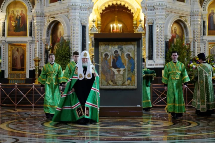 Russia's spiritual leader praises Putin for giving Church treasured artwork