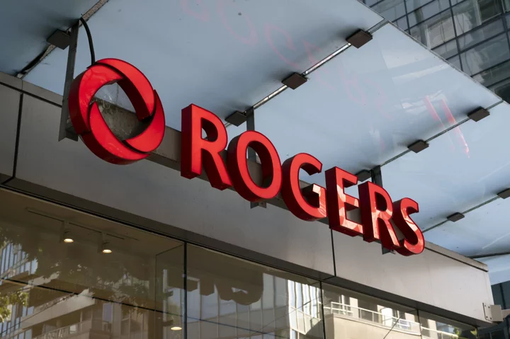 Rogers Lifts Outlook on Shaw Deal, Canada Population Boom