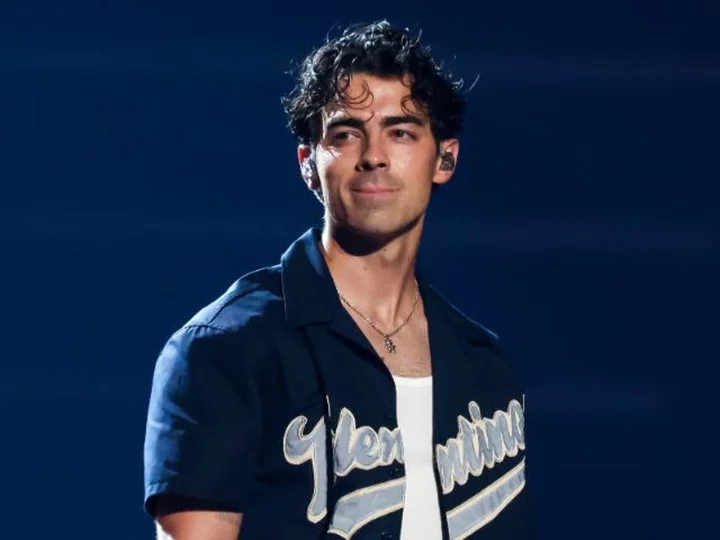 Joe Jonas addresses his 'crazy week' during Los Angeles concert