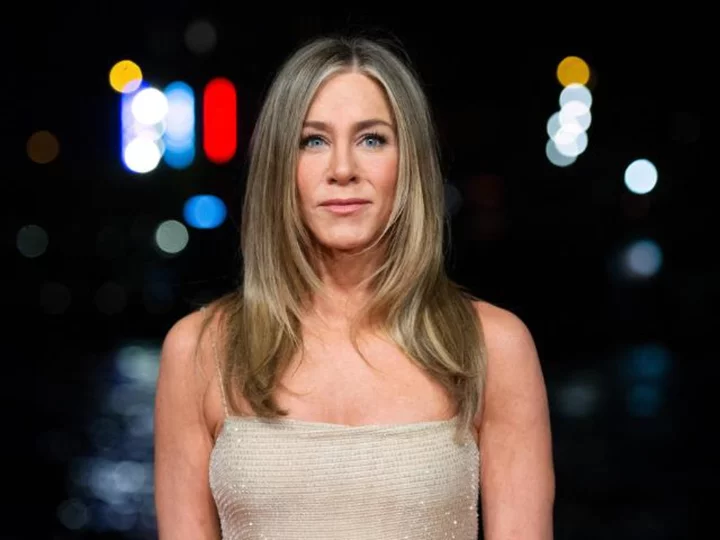 Jennifer Aniston wears a disguise to shop her new beauty brand