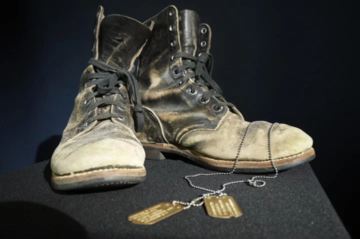 Alan Alda kept his boots and dog tags from 'M*A*S*H' for 40 years. Now he'll offer them at auction