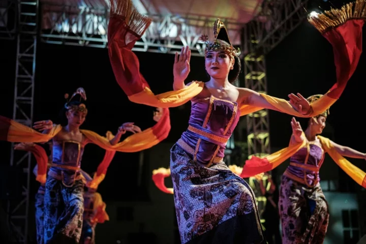 Indonesian dancers keep the beat for ancient drag tradition