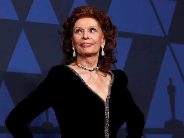 Sophia Loren has surgery after fall
