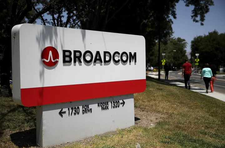 Apple Extends Broadcom Pact With Multibillion-Dollar 5G Deal