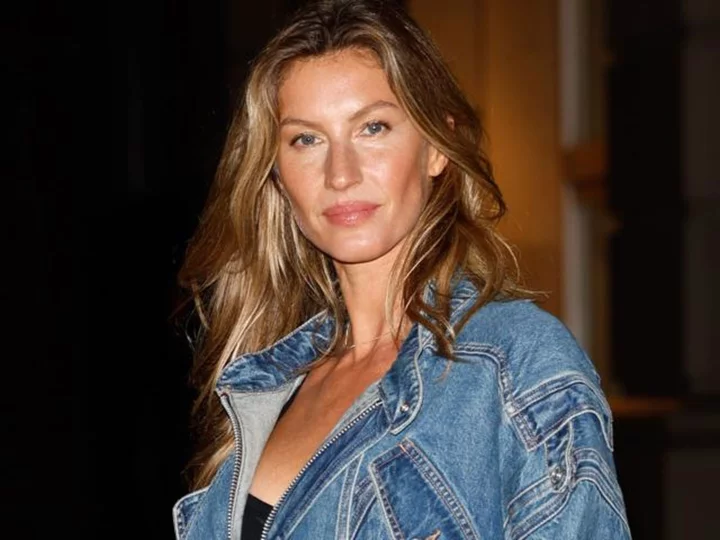 Gisele Bündchen shares family photo with all five of her sisters and her parents from recent Brazil trip