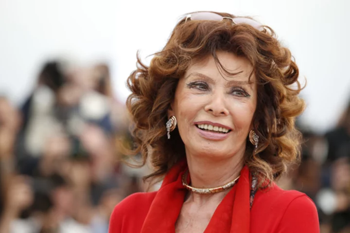 Sophia Loren after leg-fracture surgery: 'Thanks for all the affection, I'm better,' just need rest